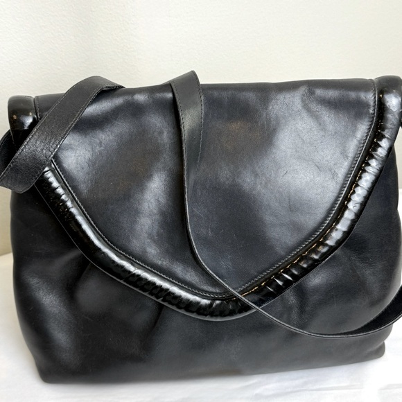 Salvatore Ferragamo Elegant Black Leather Women's Shoulder Crossbody Bag Vintage - Picture 1 of 9